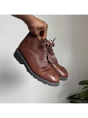 Vintage 90s Bass leather lug sole boots Womens size 8.5